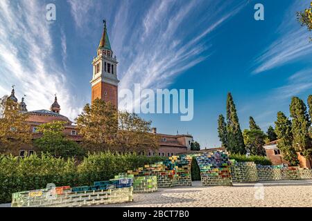 Parete curva di blocchi di vetro colorati creata da Pae White di nome Qwalala di fronte al campanile di San Giorgio maggiore, Venezia, Italia Foto Stock