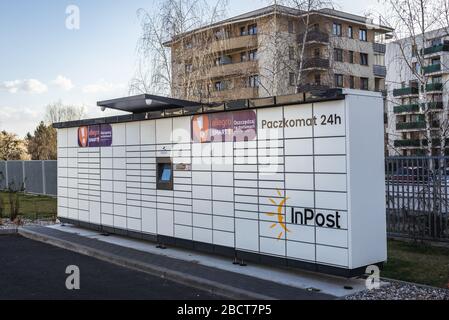 Stato di epidemia a Varsavia, Polonia - la società polacca InPost consiglia di prelevare senza contatto i pacchi dagli armadietti aperti da remoto in app Foto Stock