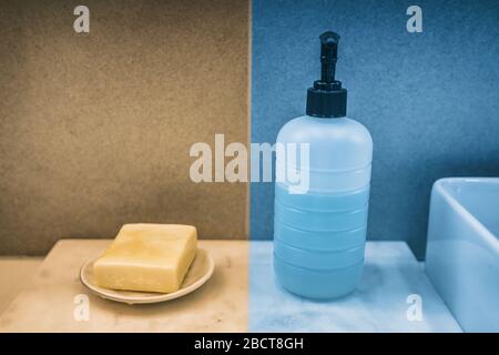 Saponetta contro il sapone liquido mano bottiglia confronto dei prodotti di lavaggio delle mani sulla vanità domestica della stanza da bagno. Caselle di colore giallo e blu da confrontare. Foto Stock