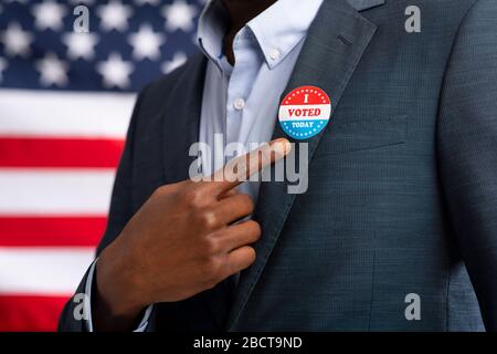 Residente afro-americano negli Stati Uniti mostrando con il dito l'iscrizione ho votato oggi Foto Stock