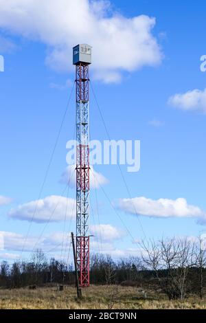 alta torre di osservazione antincendio in zona rurale per vigili del fuoco Foto Stock