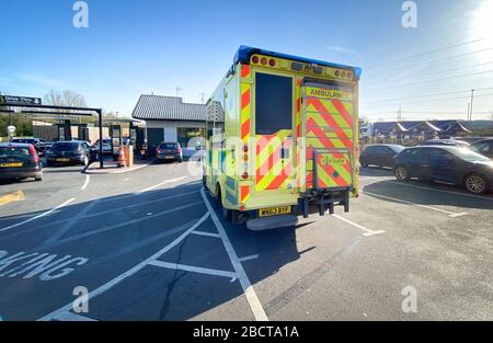 McDonald's, Bath Road, Chippenham, Wiltshire, Regno Unito. 23rd marzo 2020. I clienti al McDonald's in Chippenham Queue per ordinare il loro cibo preferito prima di lo Foto Stock