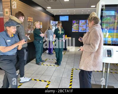 McDonald's, Bath Road, Chippenham, Wiltshire, Regno Unito. 23rd marzo 2020. I clienti al McDonald's in Chippenham Queue per ordinare il loro cibo preferito prima di lo Foto Stock