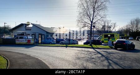 McDonald's, Bath Road, Chippenham, Wiltshire, Regno Unito. 23rd marzo 2020. I clienti al McDonald's in Chippenham Queue per ordinare il loro cibo preferito prima di lo Foto Stock