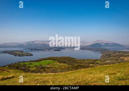 Vista dalla collina di Conic in Scozia. Belle montagne con un lago. Foto Stock