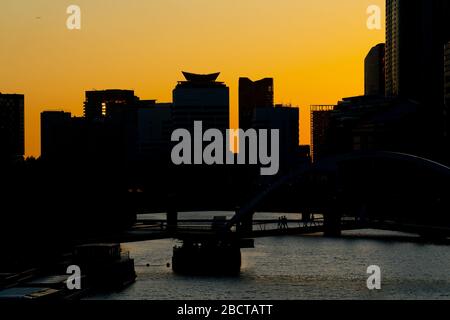 Skyline commerciale di Melblourne su entrambi i lati del fiume Yarra al tramonto. Foto Stock