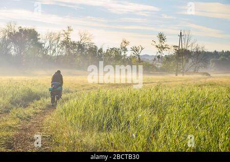 Piccola silhouette di uomo in bicicletta in mattinata attiva novembre Foto Stock