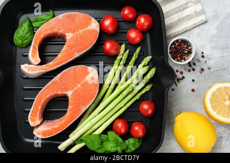 Bistecche di salmone e verdure pronte per la cottura. Vista dall'alto. Cibo sano per cena Foto Stock