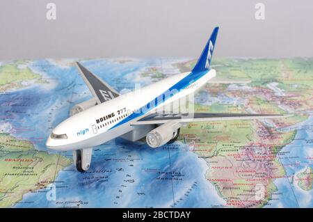 KAUNAS, LITUANIA - 05 NOVEMBRE 2017: Modello Boeing 777 sulla mappa del mondo. Concetto di viaggio. Foto Stock