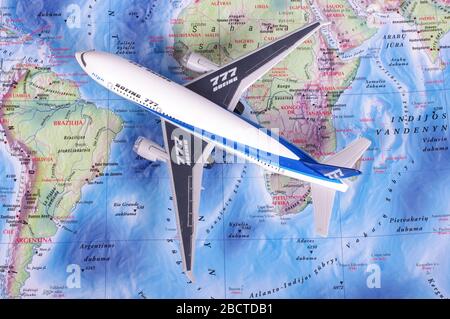KAUNAS, LITUANIA - 05 NOVEMBRE 2017: Modello Boeing 777 sulla mappa del mondo. Concetto di viaggio. Foto Stock
