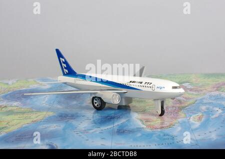 KAUNAS, LITUANIA - 05 NOVEMBRE 2017: Modello Boeing 777 sulla mappa del mondo. Concetto di viaggio. Foto Stock