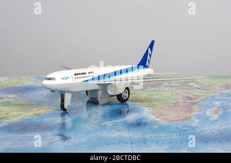 KAUNAS, LITUANIA - 05 NOVEMBRE 2017: Modello Boeing 777 sulla mappa del mondo. Concetto di viaggio. Foto Stock