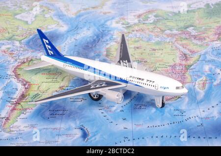KAUNAS, LITUANIA - 05 NOVEMBRE 2017: Modello Boeing 777 sulla mappa del mondo. Concetto di viaggio. Foto Stock
