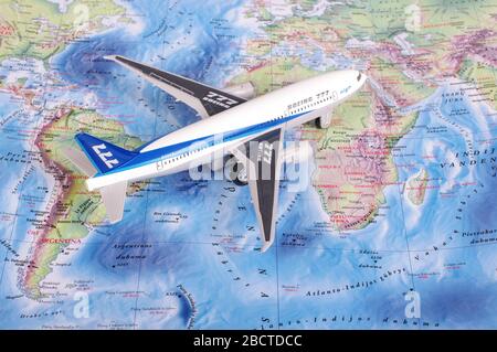 KAUNAS, LITUANIA - 05 NOVEMBRE 2017: Modello Boeing 777 sulla mappa del mondo. Concetto di viaggio. Foto Stock