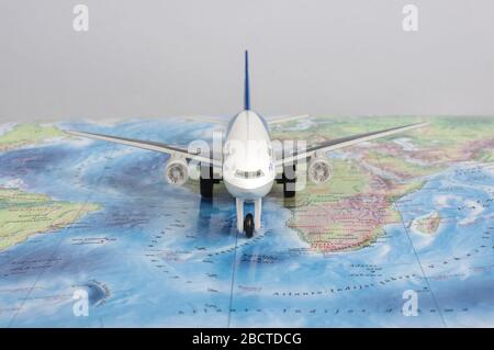 KAUNAS, LITUANIA - 05 NOVEMBRE 2017: Modello Boeing 777 sulla mappa del mondo. Concetto di viaggio. Foto Stock