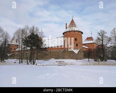 Snowed Trakai isola castello inverno tempo in Trakai città, Lituania Foto Stock