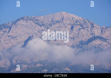 Cima di montagna nel complesso di montagna di Taurus a Kemer, Turchia Foto Stock
