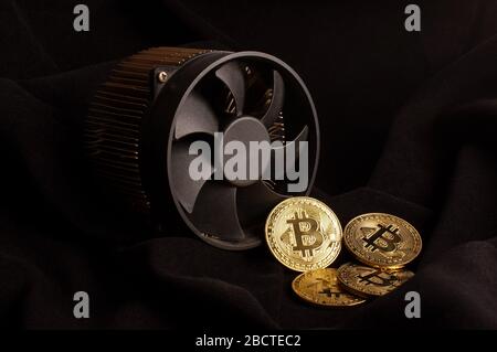 Bitcoin dispositivo di estrazione e monete simboliche come un concetto di profitto Foto Stock