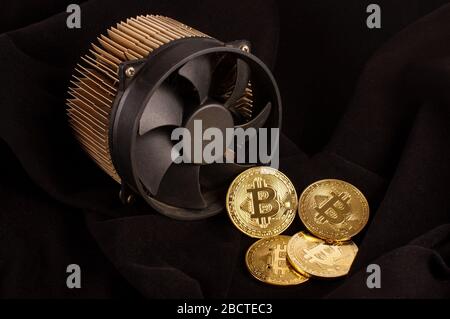 Bitcoin dispositivo di estrazione e monete simboliche come un concetto di profitto Foto Stock