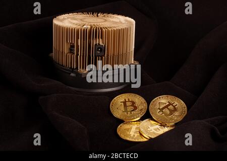 Bitcoin dispositivo di estrazione e monete simboliche come un concetto di profitto Foto Stock