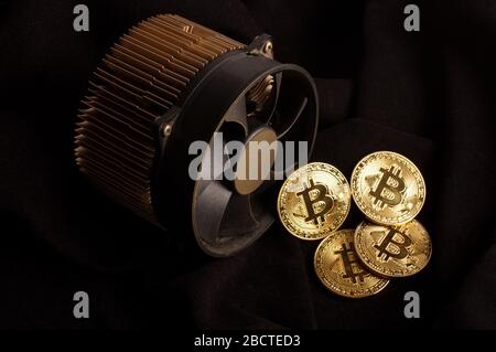 Bitcoin dispositivo di estrazione e monete simboliche come un concetto di profitto Foto Stock