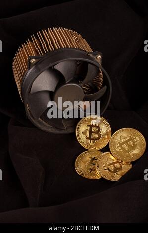 Bitcoin dispositivo di estrazione e monete simboliche come un concetto di profitto Foto Stock