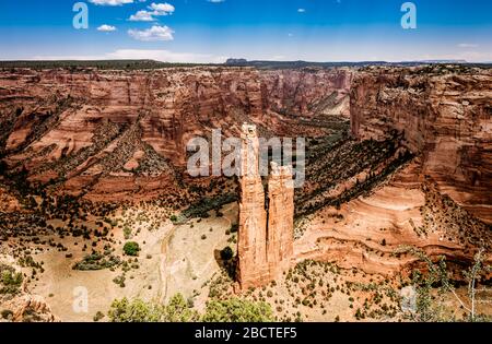 Spider Rock, Canyon de Chelly National Monument, Navajo Nation, Arizona, Stati Uniti Foto Stock