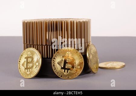 Bitcoin dispositivo di estrazione e monete simboliche come un concetto di profitto Foto Stock