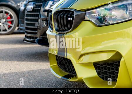 SUMY, UCRAINA - 21 SETTEMBRE 2019. BMW M3 anteriore e fari in oro contro Audi e Mercedes-Benz Foto Stock