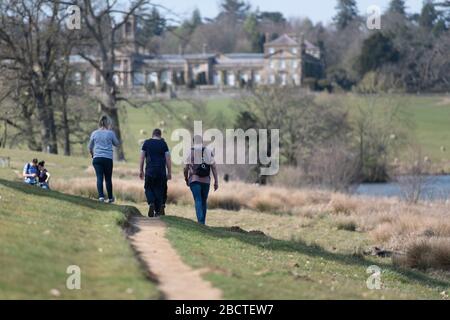 Bowood House Estate, Wiltshire, Regno Unito. 5th aprile 2020. Una passeggiata familiare in isolamento presso la tenuta Bowood House nel Wiltshire durante il blocco del coronavirus Foto Stock