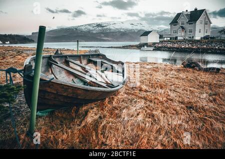 Paesaggio scandinavo, natura autunnale, bagnatura ruvida, colori grigi Foto Stock