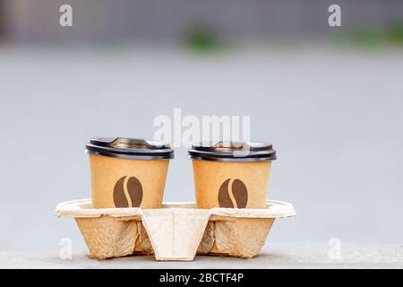 2 tazze di caffè nel supporto. caffè per gli amici. invita a un caffè. caffè da bere Foto Stock