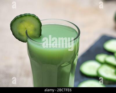 Angolo di visione elevato del succo di cetriolo Foto Stock