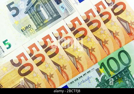 Banconote in euro: Al centro molte banconote in euro 50. 5 e 100 euro sono situati negli angoli. euro zona moneta concetto. contesto finanziario Foto Stock