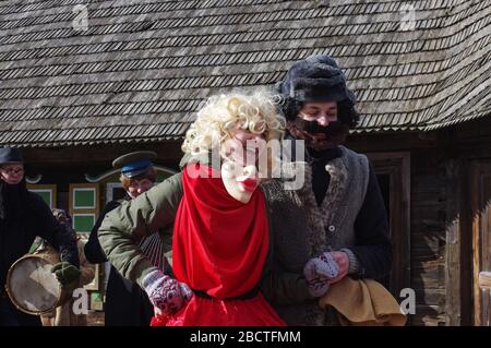 Persone con maschere nel tradizionale festival lituano chiamato Uzgavenes Foto Stock