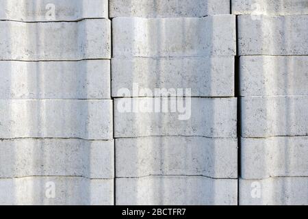 la piastrella grigia è ripiegata in un blocco su un pallet per la ricostruzione della strada, quadrata, marciapiede. pavimentazione di fondo Foto Stock