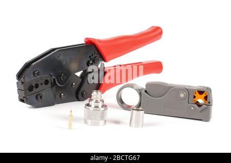 Utensile professionale per la preparazione di cavi coassiali, la crimpatura e la terminazione isolati su sfondo luminoso Foto Stock