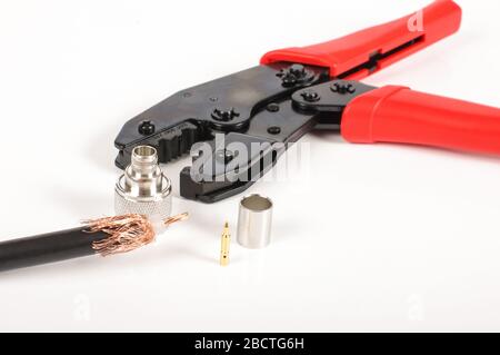 Utensile professionale per la preparazione di cavi coassiali, la crimpatura e la terminazione isolati su sfondo luminoso Foto Stock