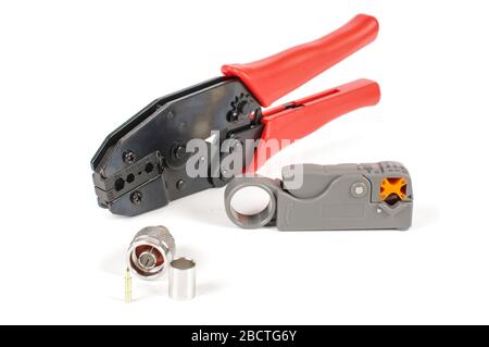 Utensile professionale per la preparazione di cavi coassiali, la crimpatura e la terminazione isolati su sfondo luminoso Foto Stock
