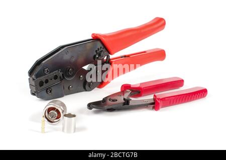 Utensile professionale per la preparazione di cavi coassiali, la crimpatura e la terminazione isolati su sfondo luminoso Foto Stock