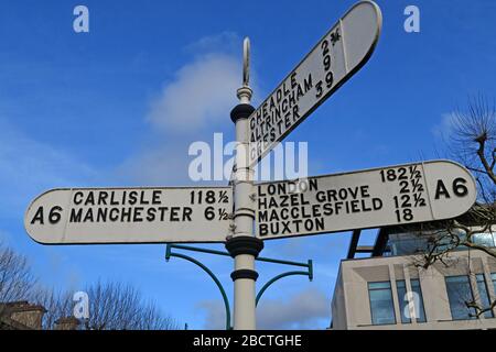 Fingerpost nel centro di Stockport, Edward St, Stockport, Greater Manchester, Cheshire, Inghilterra, Regno Unito, SK1 3XE Foto Stock