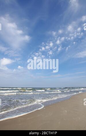 Spiaggia di sabbia vuota di Palanga in giorno di sole Foto Stock