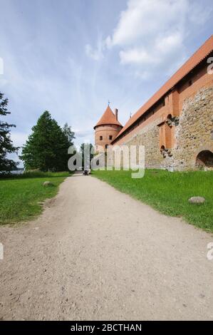 Vecchio storico castello dell'isola di Trakai vista a basso angolo a Trakai, Lituania in estate Foto Stock