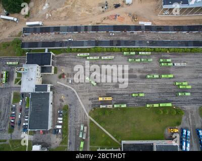 Un sacco di carrello verde dall'alto. Veduta aerea del deporto degli autobus a Kaunas, Lituania Foto Stock