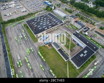 Un sacco di carrello verde dall'alto. Veduta aerea del deporto degli autobus a Kaunas, Lituania Foto Stock