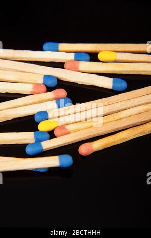 Gruppo di partite su sfondo scuro Foto Stock