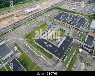 Un sacco di carrello verde dall'alto. Veduta aerea del deporto degli autobus a Kaunas, Lituania Foto Stock