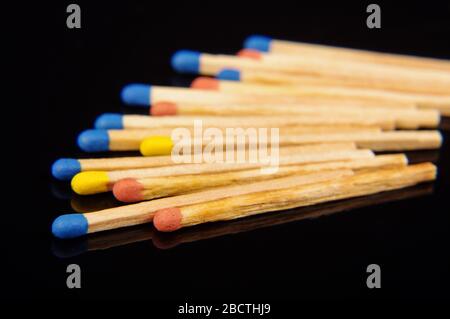 Gruppo di partite su sfondo scuro Foto Stock