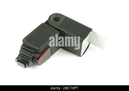 Flash esterno della fotocamera reflex chiamato speedlight su sfondo bianco Foto Stock