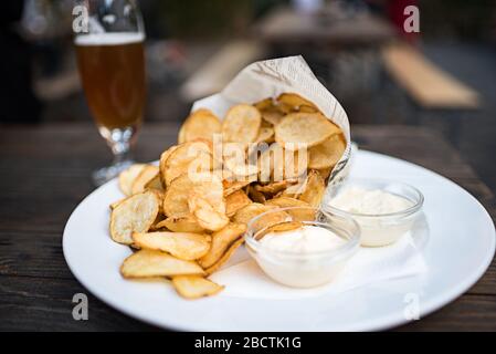Piatto di patatine fatte in casa servito con aglio e salsa bianca al formaggio blu Foto Stock